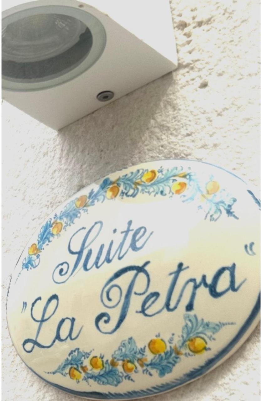 Suite La Petra Челие Месапика Екстериор снимка